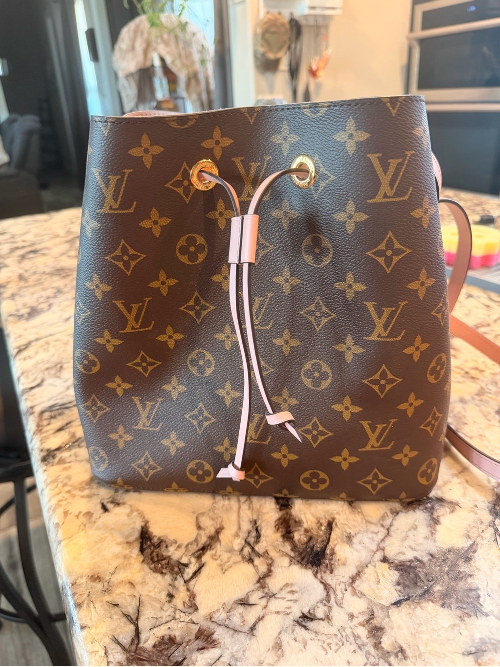 Louis Vuitton Monogram NéoNoé MM Rose Poudre Pink Bucket Bag